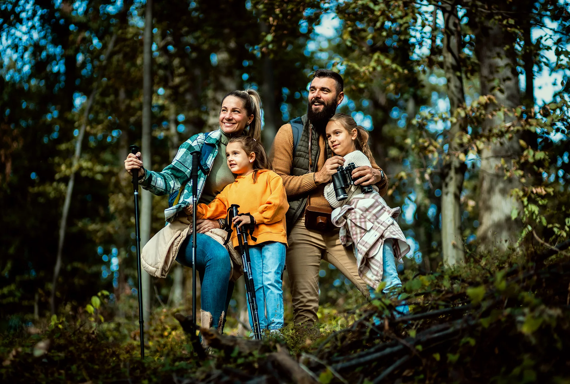 Familie, die im Wald wandern geht. Zeigt Aktivitäten in Willingen