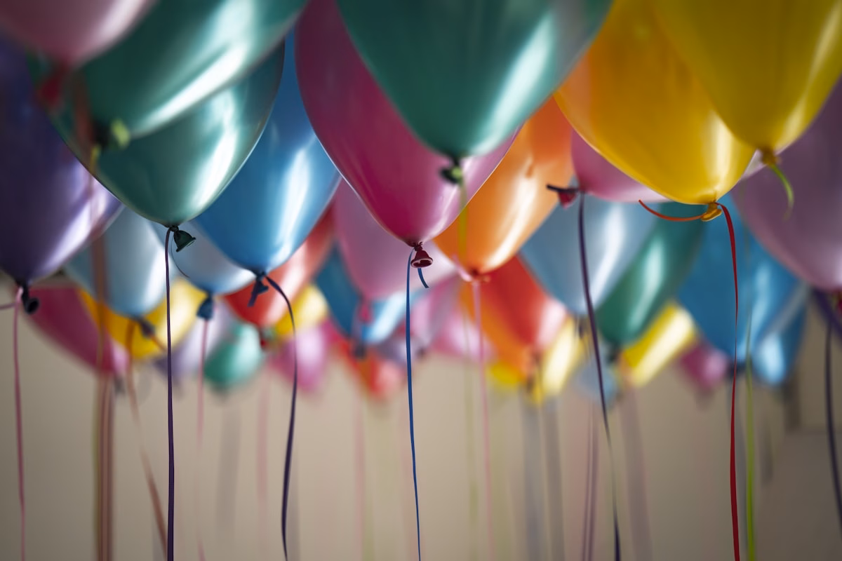 Traditionelles Volksfest mit buntem Festzug und Musik